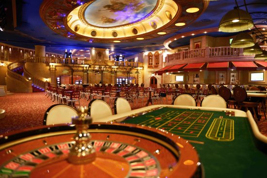 Kasino, jossa rulettipöytä